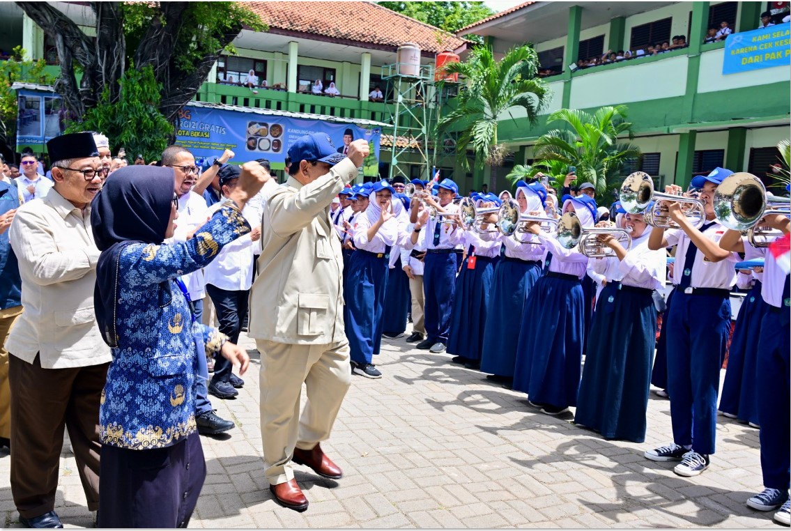 PROGRAM NASIONAL: Presiden Prabowo Subianto (tengah) menyapa dan bernyanyi bersama siswa-siswi saat meluncurkan program Digitalisasi Pembelajaran Untuk Indonesia Cerdas di SMP Negeri 4 Kota Bekasi.