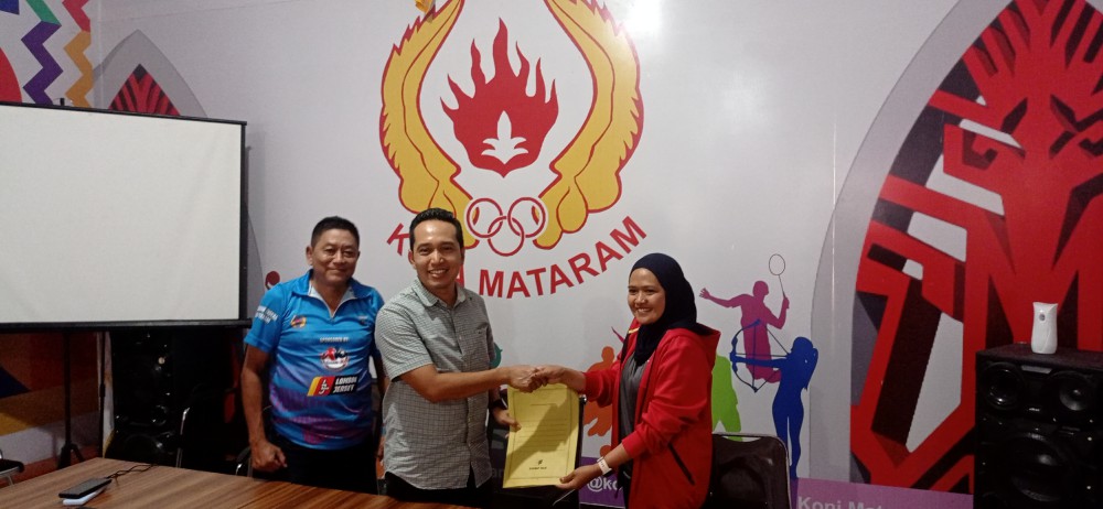 Ketua KONI Mataram Firadz Pariska melepas ahli gizi Satlak Pelatda Mataram untuk mengikuti pelatihan.
