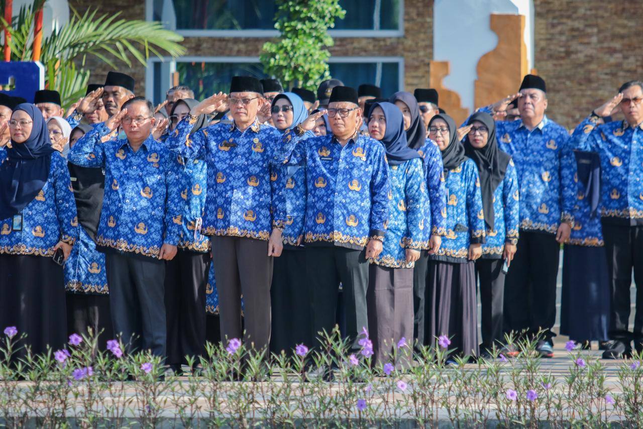 SIKAP HORMAT: Sejumlah pejabat eselon II mengikuti upacara Hari Kesadaran Nasional di lapangan Bumi Gora, Kantor Gubernur NTB, Senin (17/11).