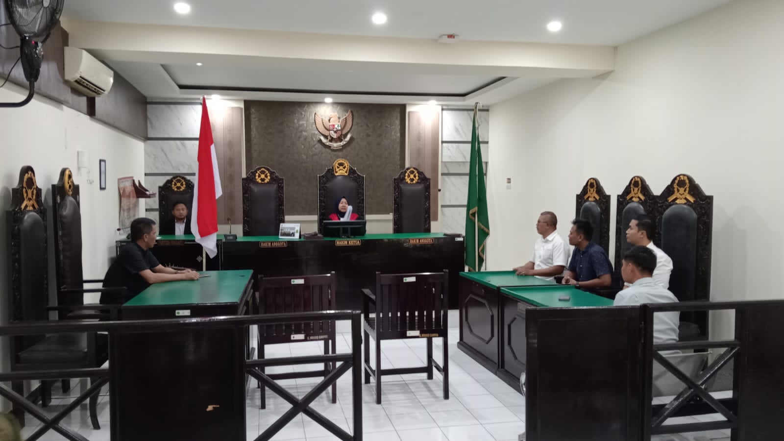 PUTUSAN PRAPERADILAN: Hakim tunggal Laily Fitria membacakan putusan pada sidang praperadilan di PN Mataram, Senin (17/11).