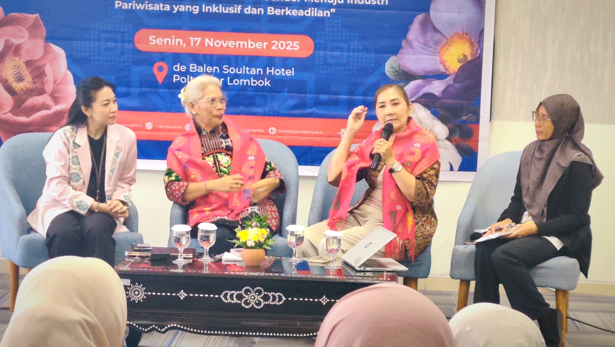 Suasana diskusi para narasumber tentang pengarusutamaan gender menuju industri pariwisata yang inklusif dan berkelanjutan, di deBalen Soultan Hotel, Senin (17/11).&nbsp;