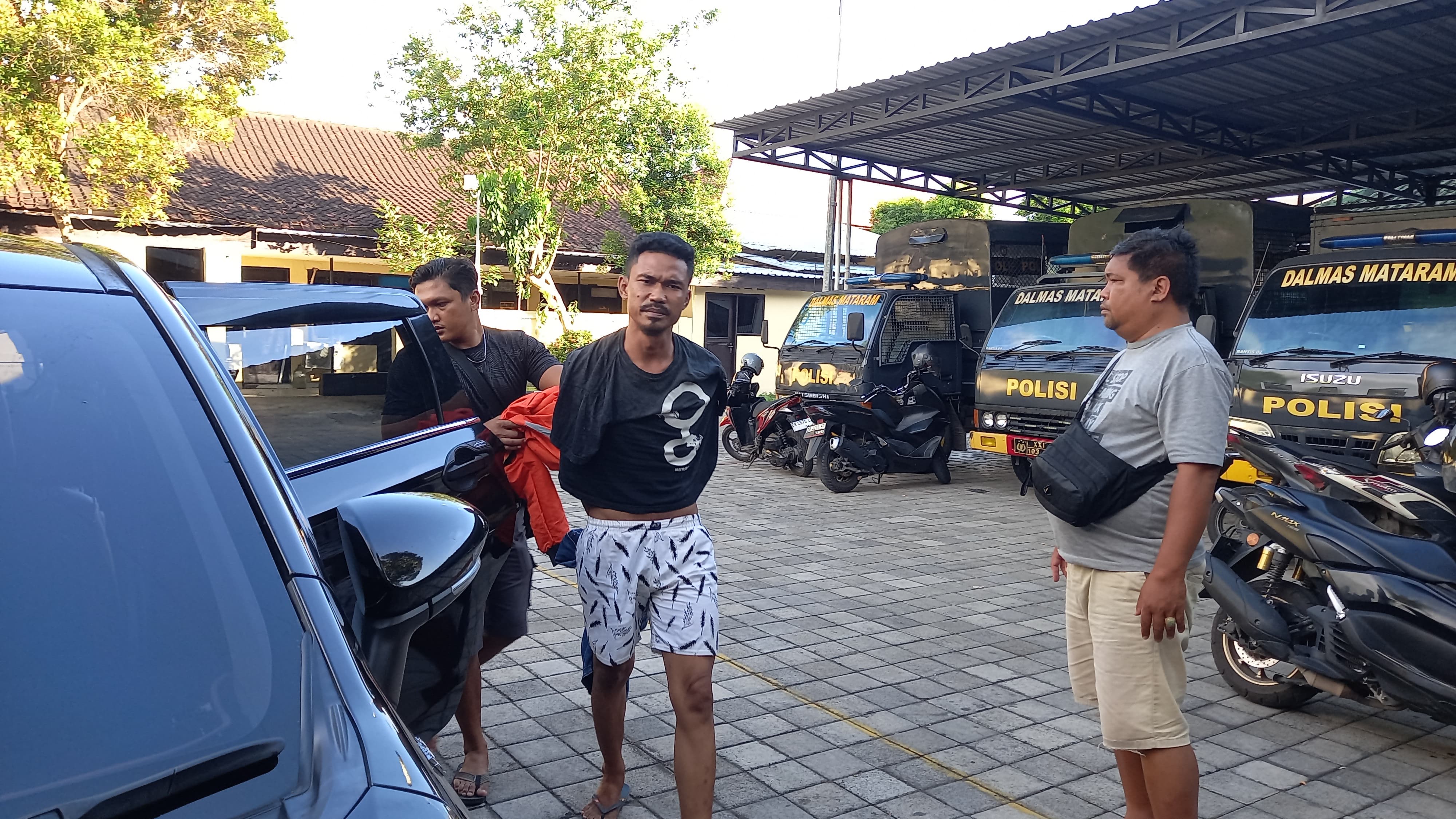 PENANGKAPAN: Terduga pengedar sabu berinisial AS ditangkap tim Satresnarkoba Polresta Mataram, Senin (17/11).