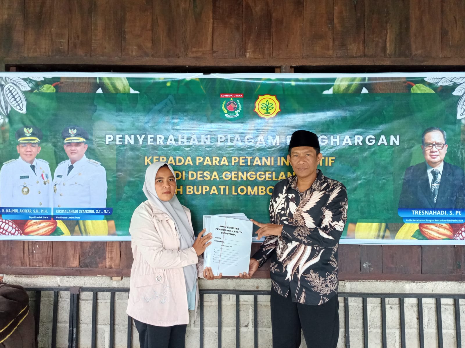 APRESIASI KADER: Wakil Ketua DPRD KLU Hakamah menyerahkan buku kas kepada kader Posyandu