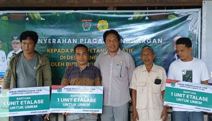 DUKUNG UMKM: Kadis Koperasi, UKM, Perindustrian, dan Perdagangan KLU Haris Nurdin (tengah) menyerahkan bantuan etalase Pokir Wakil Ketua DPRD Hakamah