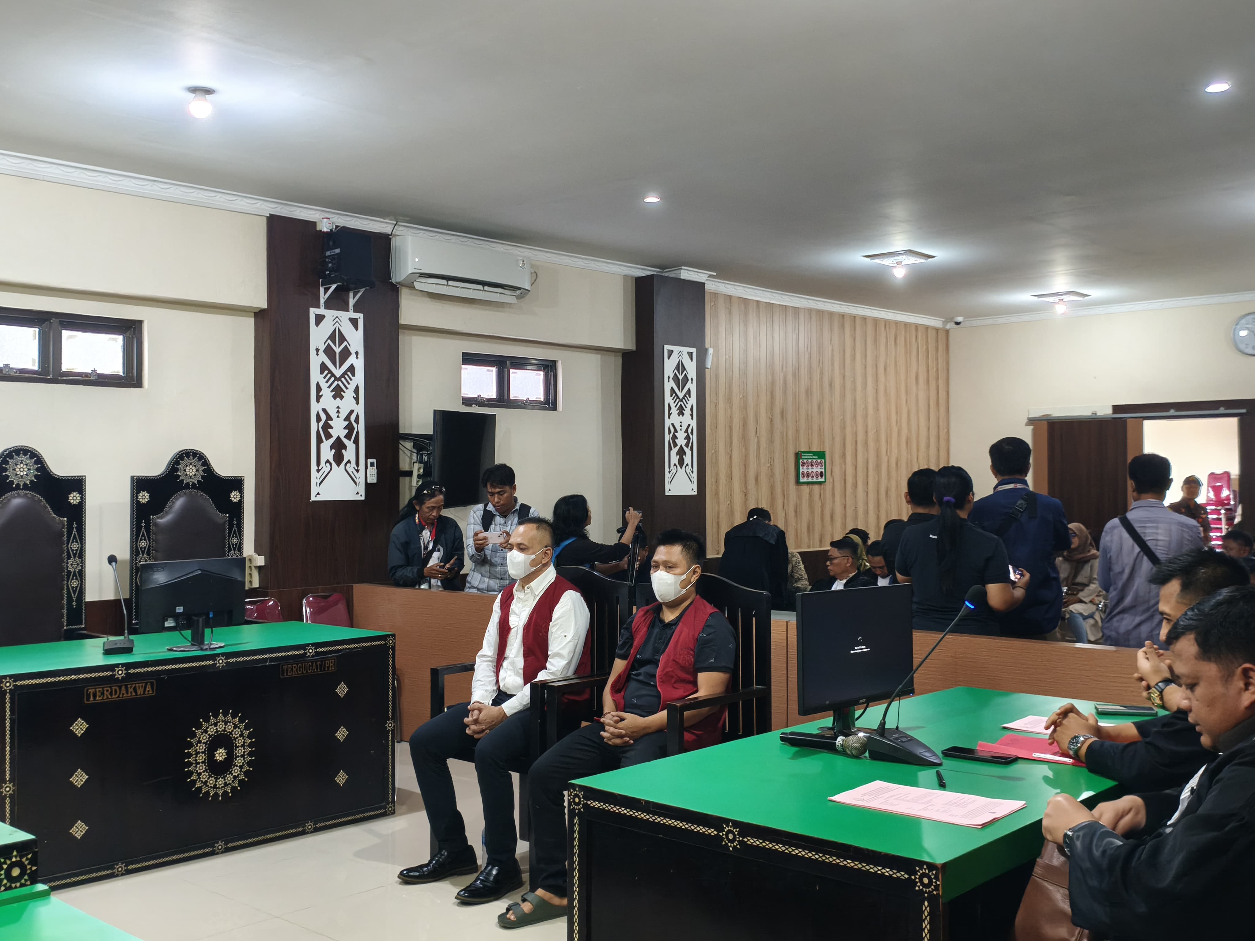 EKSEPSI DITOLAK: Terdakwa Kompol Yogi dan Ipda Aris menghadiri sidang di PN Mataram dengan agenda pembacaan putusan sela, Senin (17/11).
