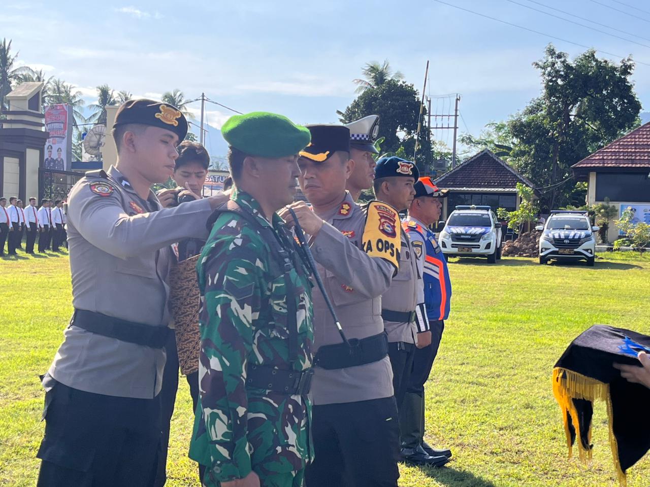 FOKUS KESELAMATAN: Kapolres Lombok Utara AKBP Agus Purwanta mengecek kesiapan personel yang terlibat dalam Operasi Zebra Rinjani 2025.