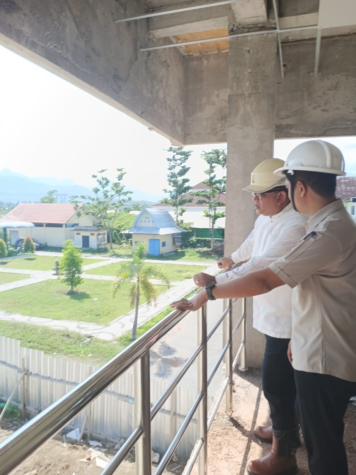 MONITORING: Wabup Kusmalahadi saat meninjau proyek pembangunan Gedung DPRD Lombok Utara, Senin (17/11).
