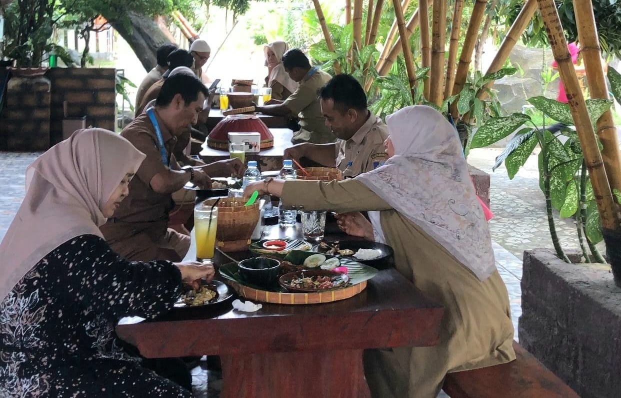 MENGENYANGKAN: Lesehan Ayang Asri yang ada di Desa Seigerongan menawaran cita rasa masakah khasa Sunda-Sasak dan nuansa alam persawahan yang bikin tenang.