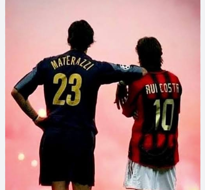 Foto ikonik Rui Costa dan Materazzi dalam duel panas AC Milan vs Inter Milan, lebih dari 20 tahun silam.