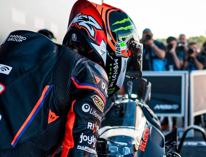 Kisah lamaran unik Bezzecchi pada motornya usai menang di GP Valencia jadi sorotan. Selebrasi ikonik tutup musim MotoGP 2025.