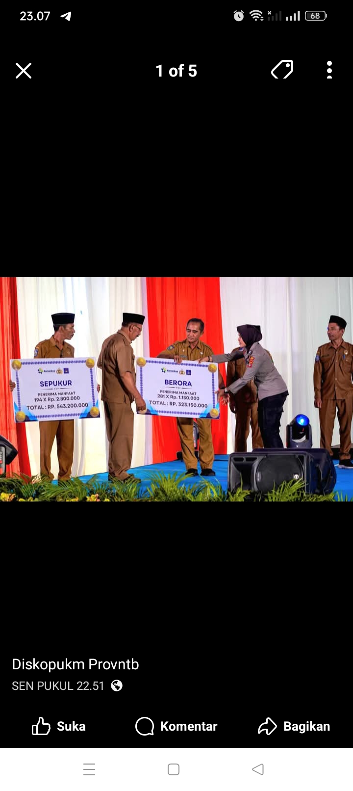 Kadiskop UKM NTB Ahmad Masyhuri hadir mewakili Menteri Koperasi menyerahkan SHU penerima manfaat untuk Desa Berora sebesar 323.150.000,.