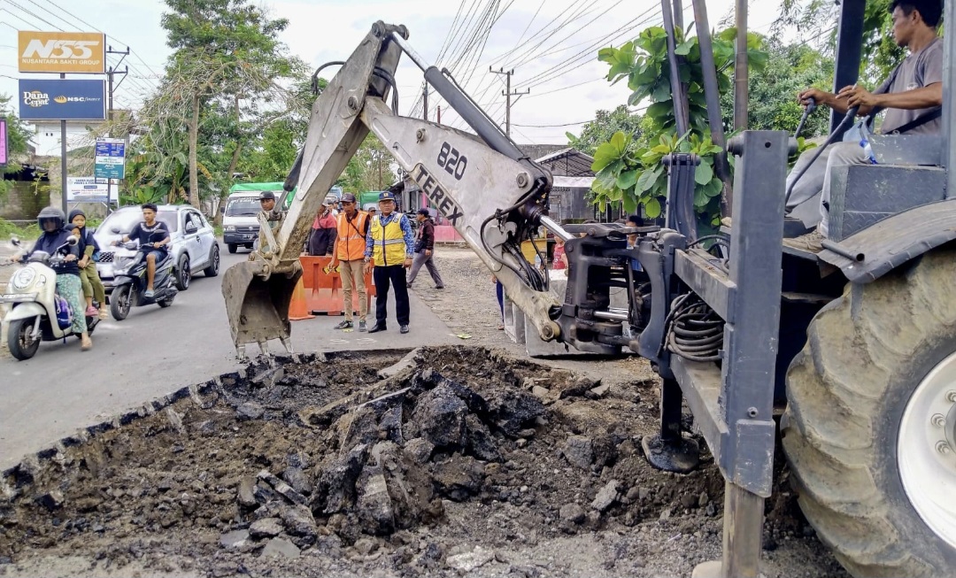Balai Pemeliharaan Jalan Pulau Lombok Dinas PUPR NTB memperbaiki aspal yang bergelombang di Desa Batunyala, Kecamatan Praya Tengah, Senin (17/11).