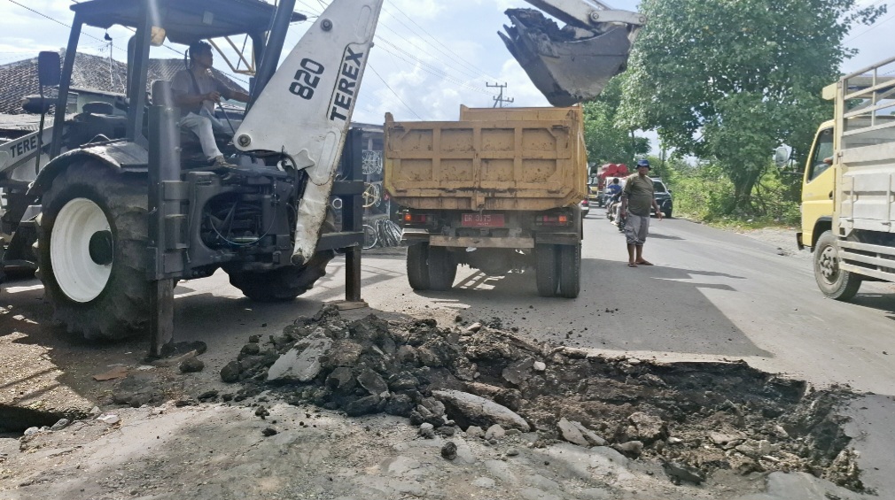 Pekerja membongkar jalan rusak dan bergelombang di Desa Batunyala, Kecamatan Praya Tengah, Senin (17/11).