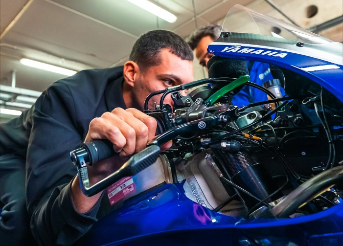 Toprak Razgatlioglu resmi memilih nomor 7 untuk MotoGP 2026. Mantan juara WorldSBK ini memulai babak baru bersama Prima Pramac Yamaha.