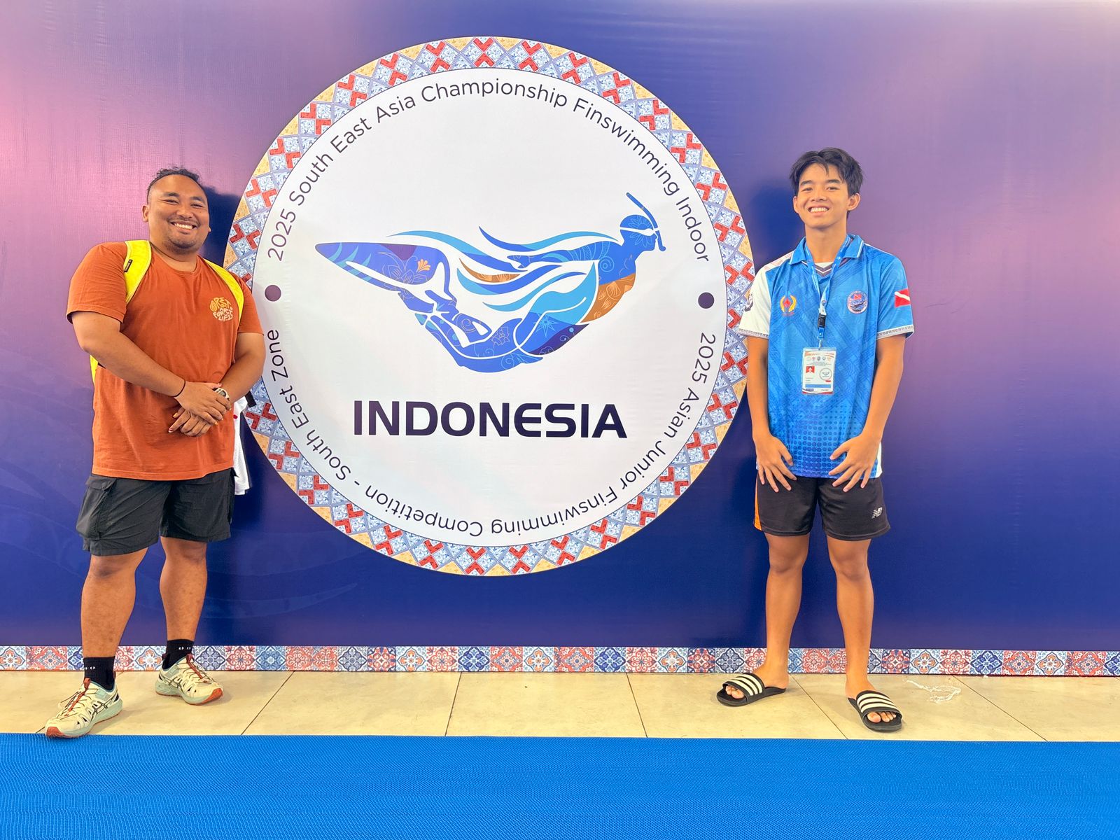 Fredericco Owen (kanan) bersama pelatihnya Triyono usai mengikuti Kejuaraan Finswimming Asia Tenggara.
