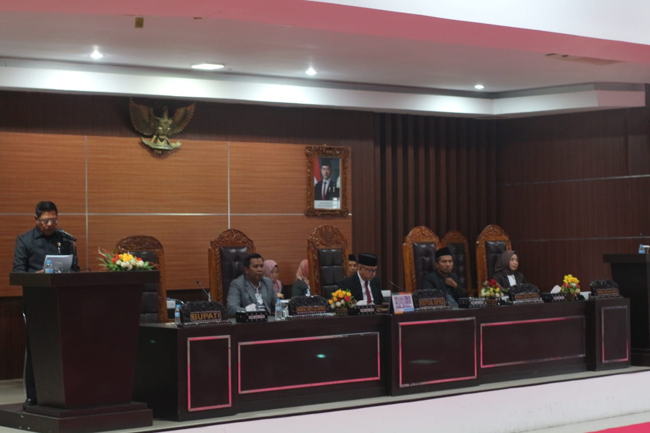 Bupati Lombok Timur Haerul Warisin saat menyampaikan penjelasan tentang rancangan KUA PPAS APBD Lotim 2026, Senin (17/11).