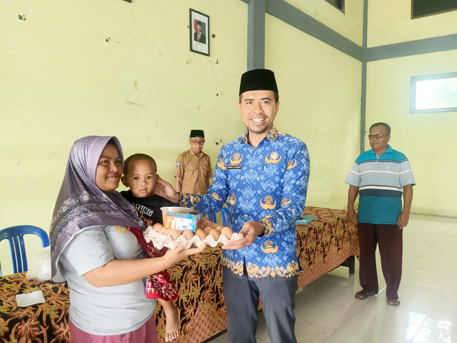 Arfany Muammar Masani saat menyerahkan paket bantuan nutrisi untuk keluarga resiko stunting