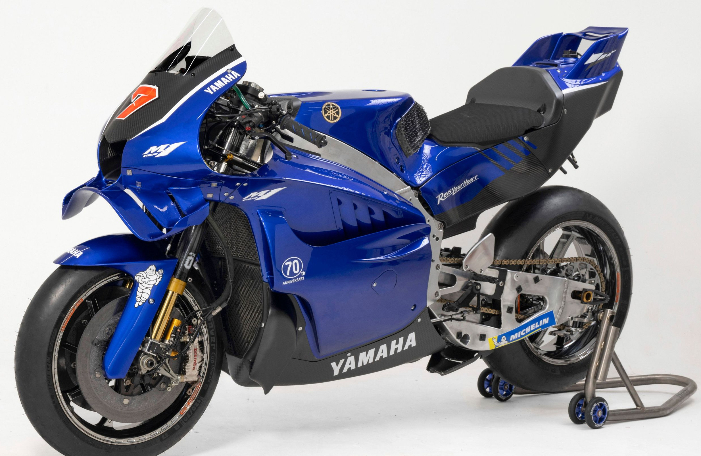 Yamaha resmi beralih ke mesin V4 di MotoGP 2026, mengakhiri era Inline-4 legendaris. Simak alasan dan dampak besar perubahan ini.