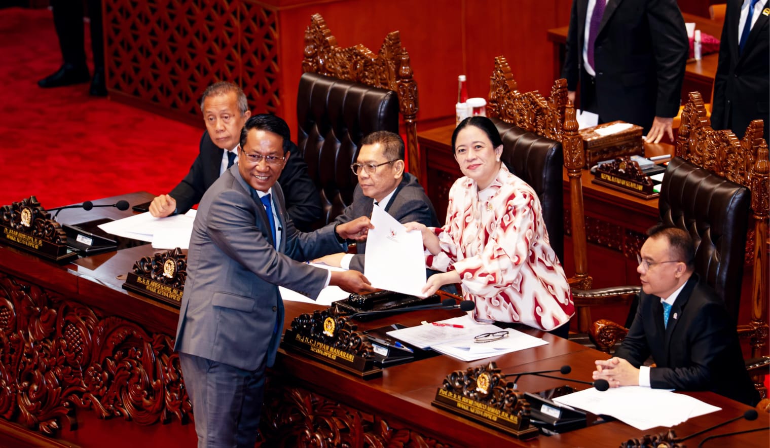 Ketua DPR RI Puan Maharani menyerahkan RKUHAP yang baru saja disahkan menjadi UU kepada Menteri Hukum Supratman Andi Agtas dalam rapat paripurna DPR RI, kemarin (18/11)