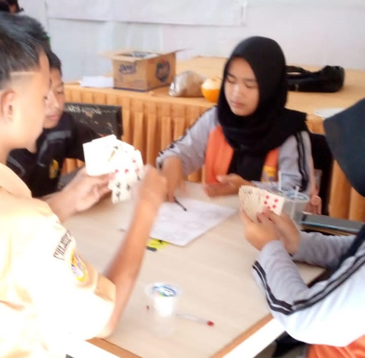 Siswa SMAN 2 Narmada saat bermain bridge di sekolah setempat, belum lama ini. Ekskul Bridge jadi wadah siswa berprestasi asah otak dan strategi.