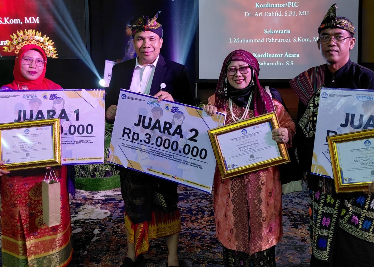 Kepala SMAN 9 Mataram Nengah Istiqomah (dua dari kanan) meraih penghargaan Kepala Sekolah Dedikatif pada ajang GTK NTB 2025 di Hotel Lombok Raya, Senin lalu (17/11).