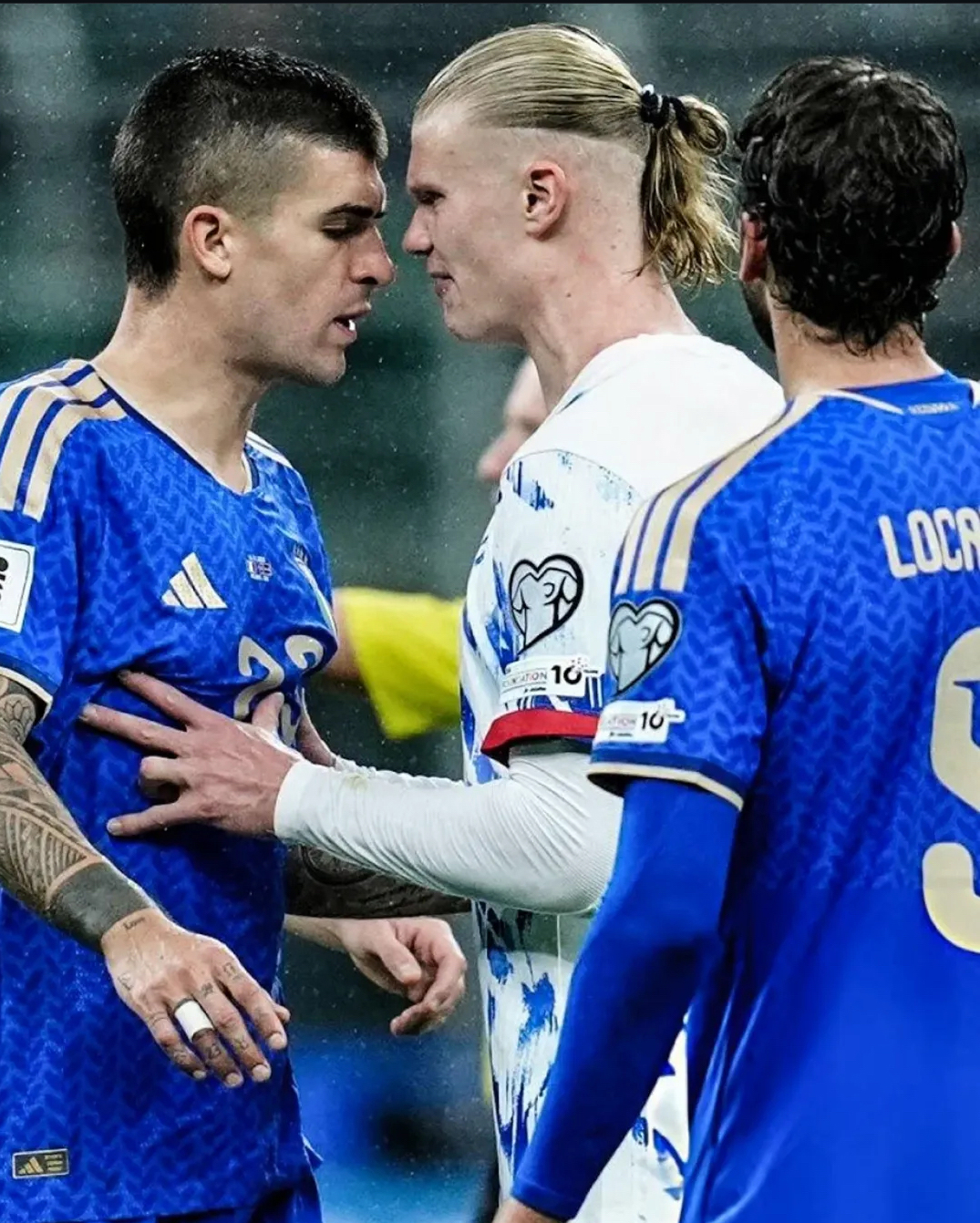 Haaland ungkap momen aneh saat Mancini mencubitnya di laga Italia vs Norwegia. Gestur itu justru memicu dua gol dan kemenangan 4-1.