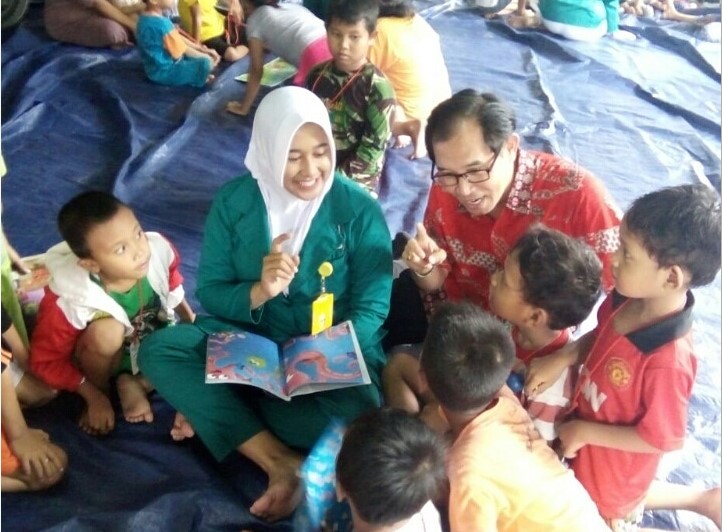 BERI SEMANGAT: Michael Leksodimulyo dalam program mobil pintar untuk mengajak anak-anak gemar membaca di Rusunawa Wonorejo, Surabaya.