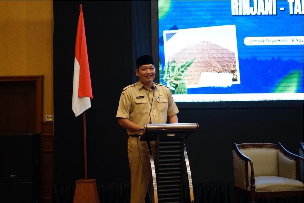 WORKSHOP KOLABORATIF: Kepala Dispar NTB Ahmad Nur Aulia memberikan sambutan sekaligus membuka workshop pengembangan geosite Rinjani-Tambora di Hotel Lombok Raya, Selasa (18/11).