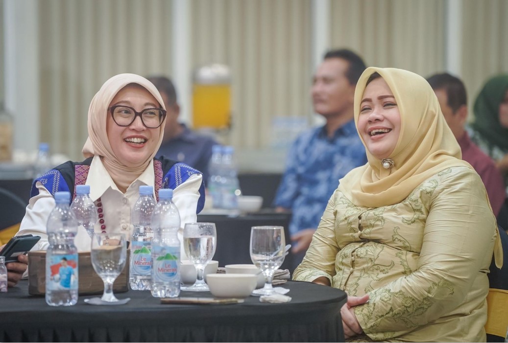 KOLABORASI: Wagub NTB Indah Dhamayanti Putri bersama Ketua TP PKK NTB Sinta Agathia saat menghadiri kegiatan gerakan organisasi wanita di Sumbawa, beberapa waktu lalu.