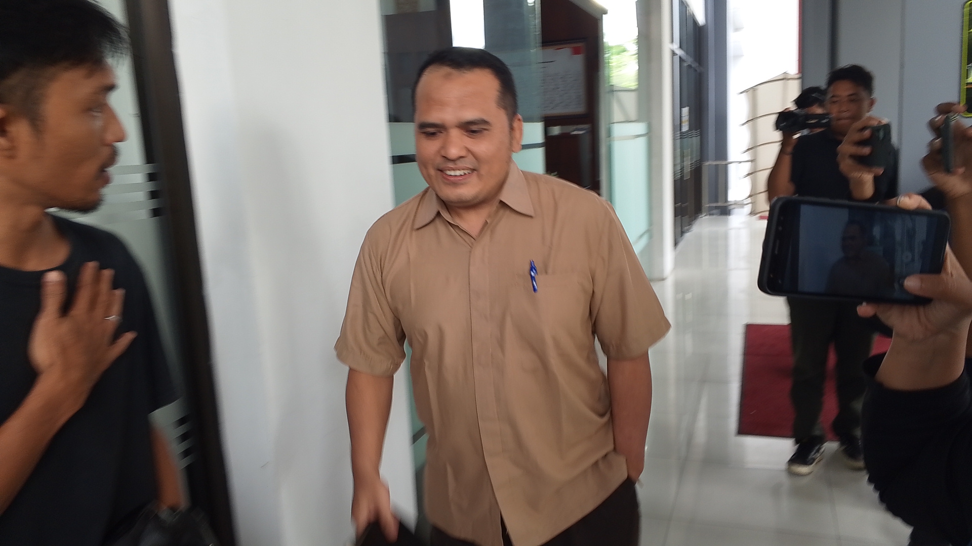 DIPERIKSA LAGI: Terpidana korupsi pengelolaan lahan untuk pembangunan Mall LCC Lalu Azril Sopandi dikawal jaksa usai diperiksa di kantor Kejati NTB, Senin (18/11).