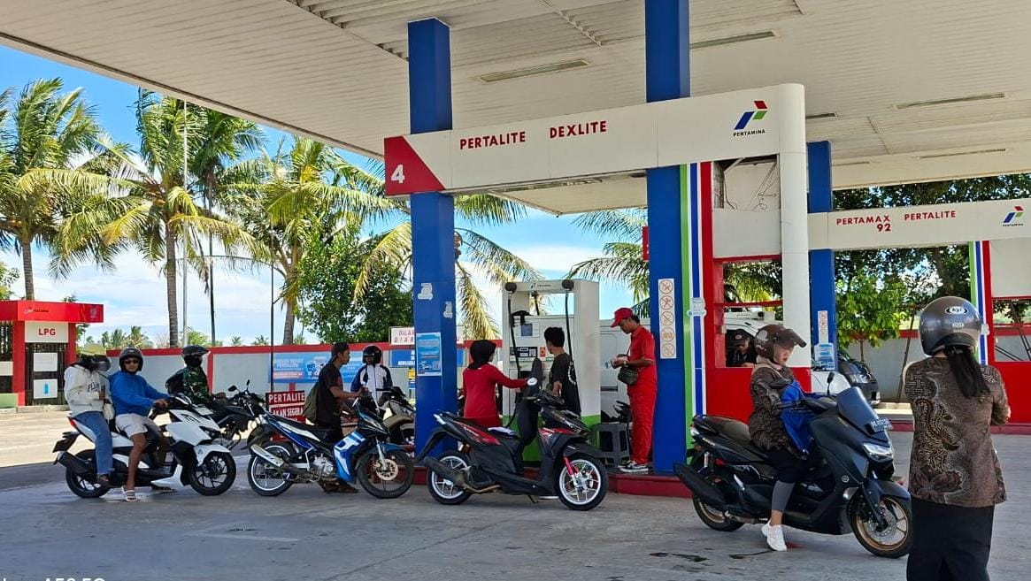 DISTRIBUSI LANCAR: BBM jenis pertalite yang sempat langka di Lombok Utara saat ini sudah mulai normal.