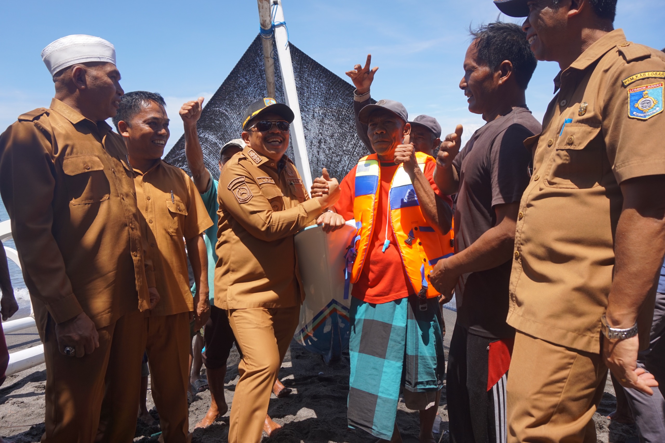 BANTU WARGA: Bupati Lombok Barat Lalu Ahmad Zaini saat menyerahkan bantuan bagi nelayan Desa Kuranji Dalang, Senin (17/11).