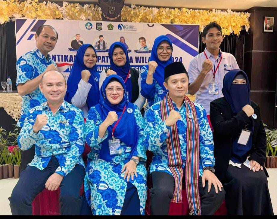 Ketua PW IGI NTB Nengah Istiqomah (dua dari kiri/duduk) bersama pengurus PW IGI NTB pada seminar nasional, belum lama ini. NTB resmi dukung Danang Hidayatullah pimpin IGI satu periode lagi.