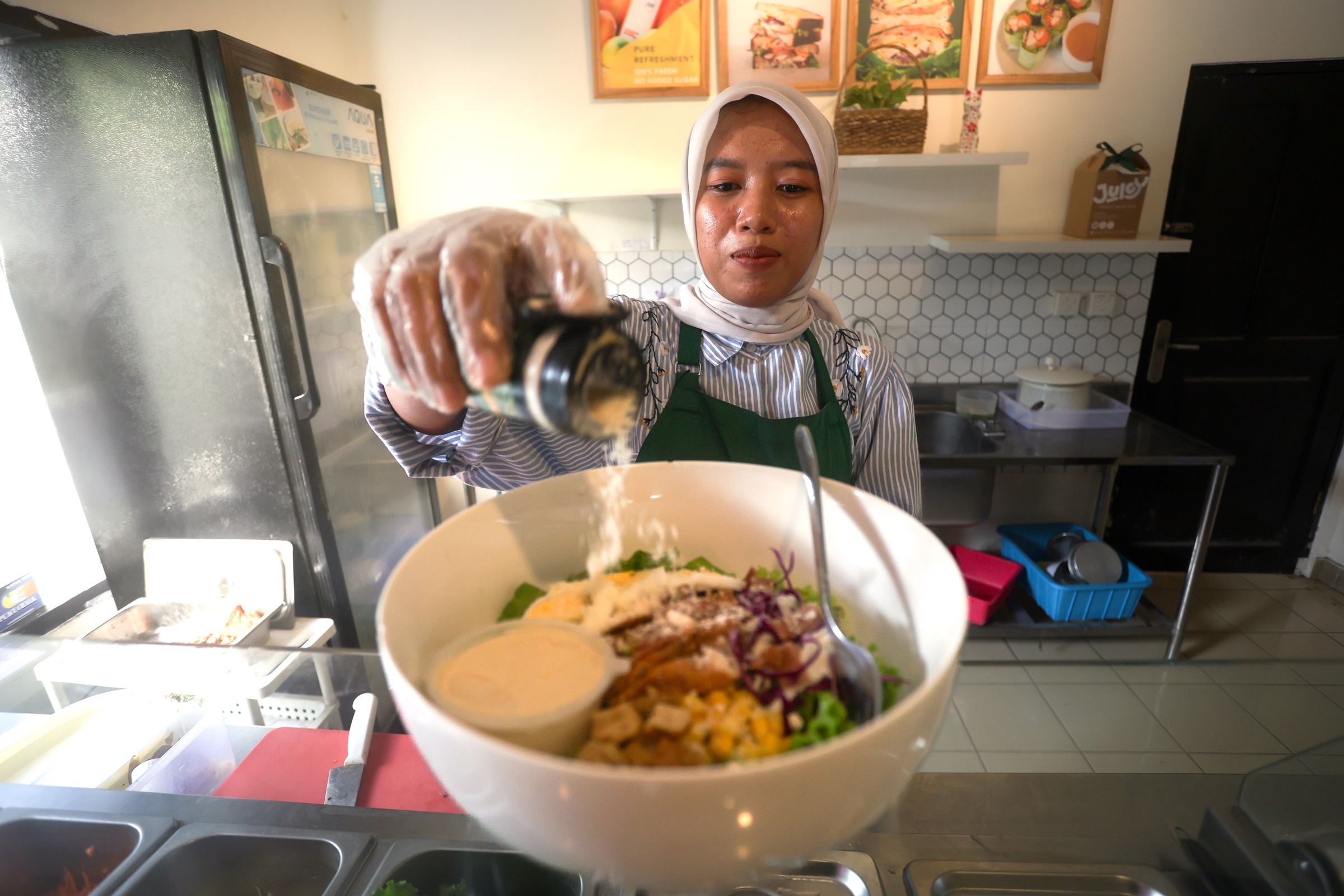 Staf Juicy Juice & Salad Bar yang menyajikan menu makanan sehat kafe tersebut utuk pelanggan, pekan lalu.