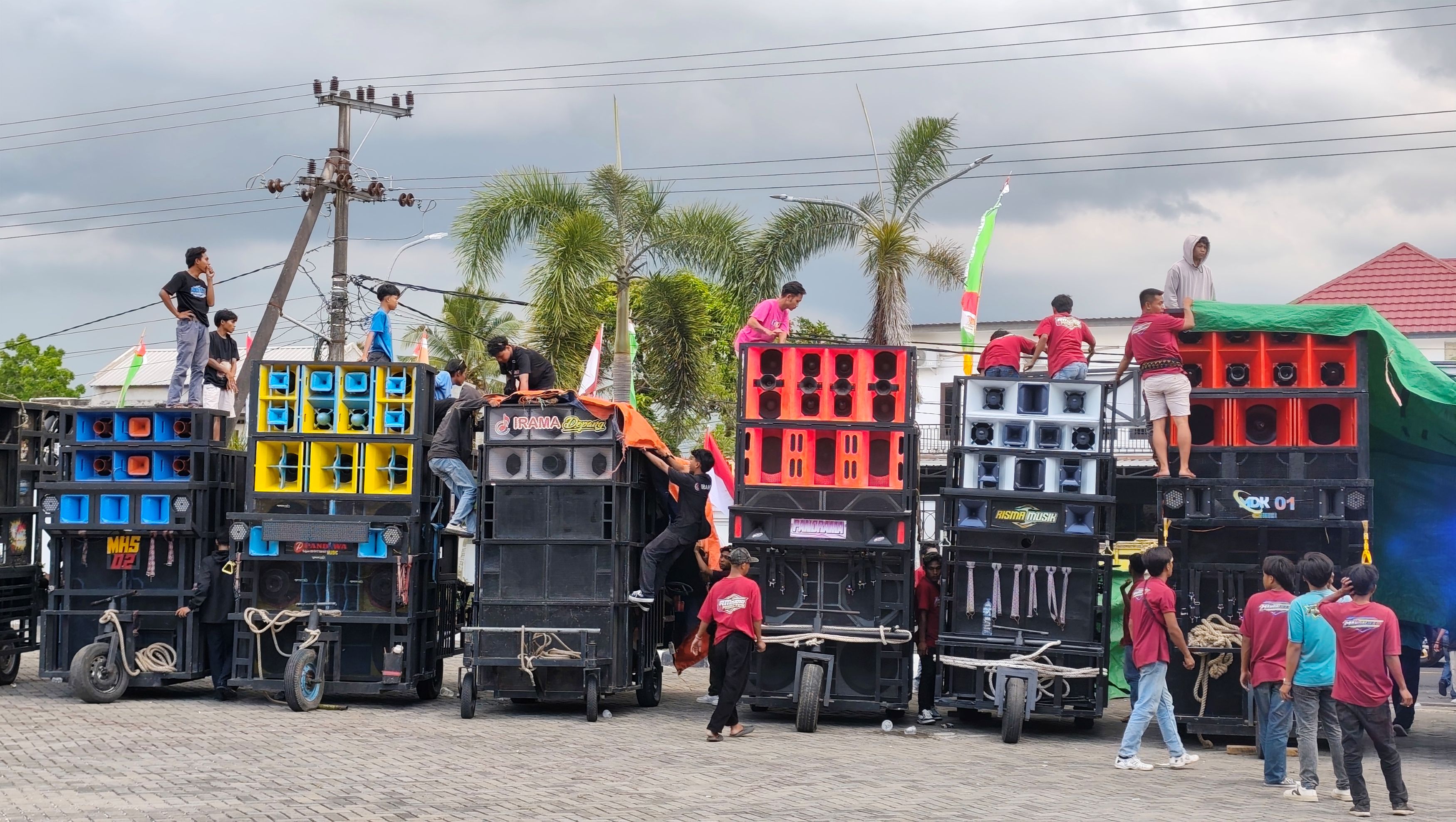 BUKAN BUDAYA LOMBOK: Puluhan pelaku Kecimol saat gelar aksi demo di halaman kantor DPRD Lombok Tengah, belum lama ini.