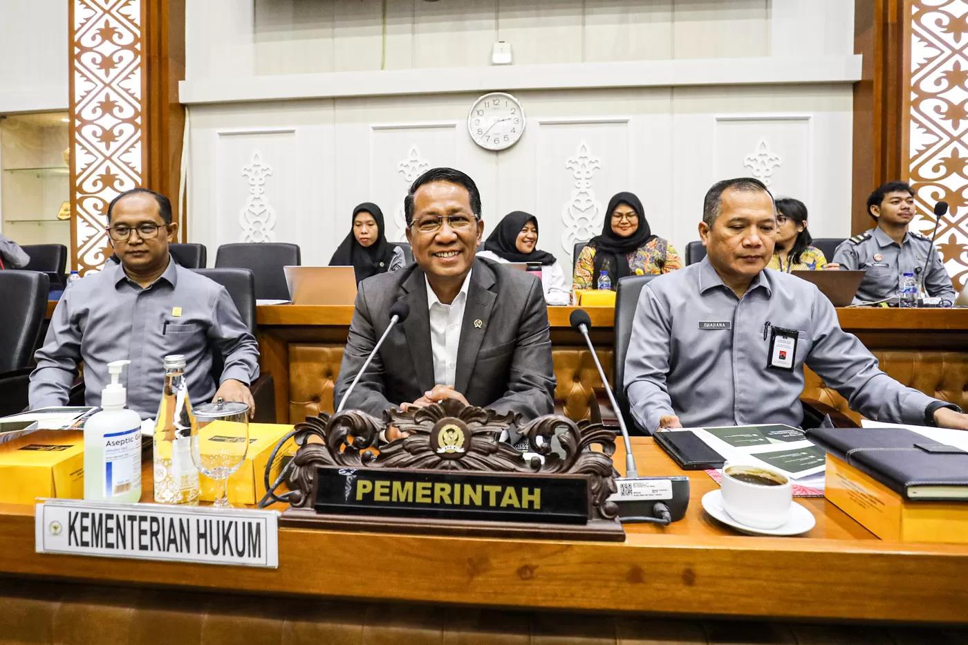 Menteri Hukum Supratman Andi Agtas (tengah) bersiap mengikuti rapat kerja dengan Badan Legislasi (Baleg) DPR di Kompleks Parlemen, Senayan, Jakarta, Selasa (9/9/2025). (Salman Toyibi/Jawa Pos)