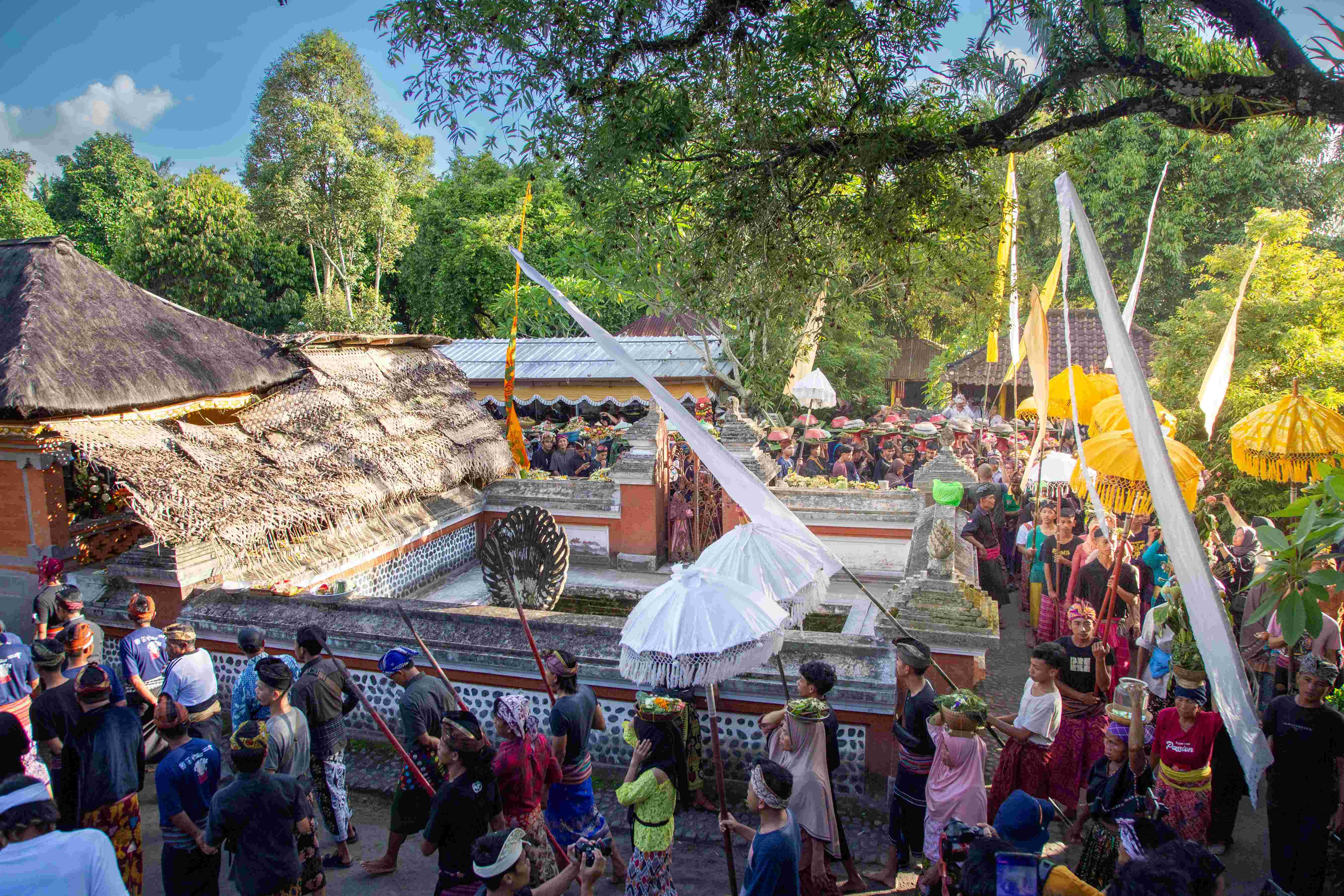 SEMARAK: Kegiatan perang topat selalu diawali oleh ritual di kemalik di pura lingsar, kemudian masyarakat hindu dan muslim melakukan tradisi saling lempar ketupat, berlangsung di Pura Lingsar, Lobar.