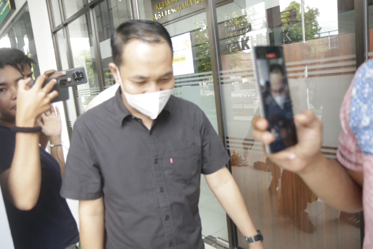 PEMERIKSAAN: Mantan Direktur PT GNE Samsul Hadi memberikan keterangan usai pemeriksaan di Kantor Kejati NTB, Senin (18/11).