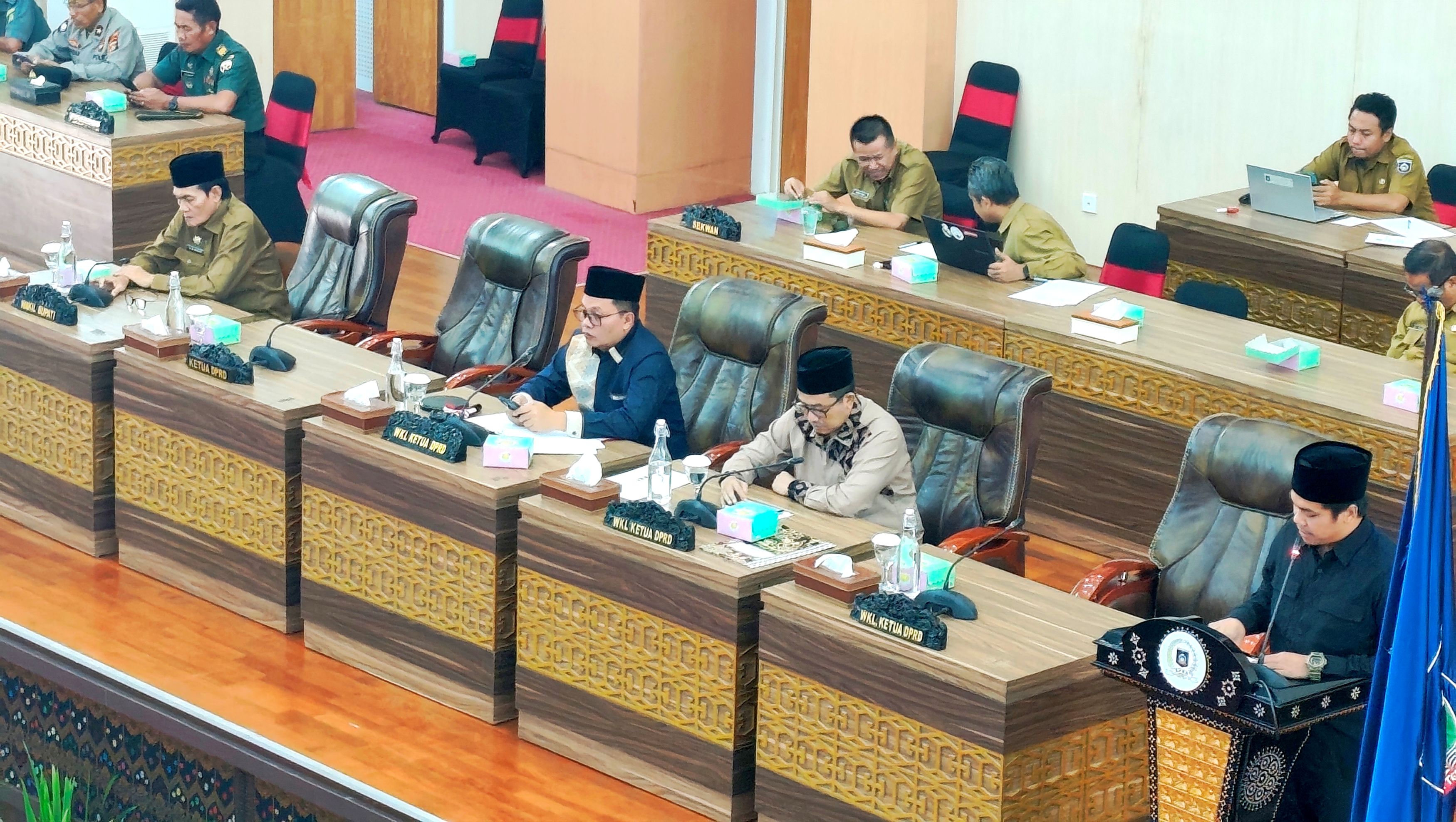 PANDANGAN FRAKSI: Fraksi-Fraksi DPRD Loteng sampaikan pandangan umum tentang Nota Keuangan dan Ranperda APBD Loteng 2026 dalam sidang paripurna, Selasa (18/11).