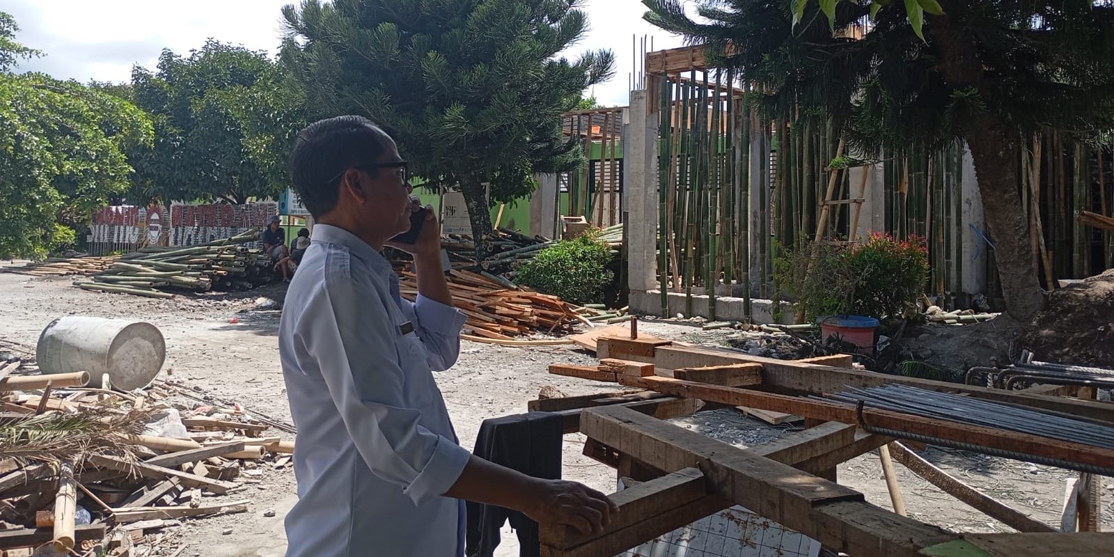 Kepala Disdik Kota Mataram Yusuf saat meninjau proyek strategis bidang pendidikan di SMPN 10 Mataram, Rabu (19/11). Proyek pendidikan Kota Mataram dikebut, pemkot minta kontraktor tuntaskan deviasi.