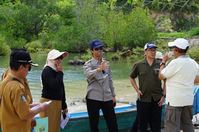 Wakil Rektor II Unram Prof Sukardi (topi biru) saat meninjau lokasi pembangunan ITSC dan Klinik Spesialis Kedokteran Kepulauan di Teluk Ekas, Lombok Timur.