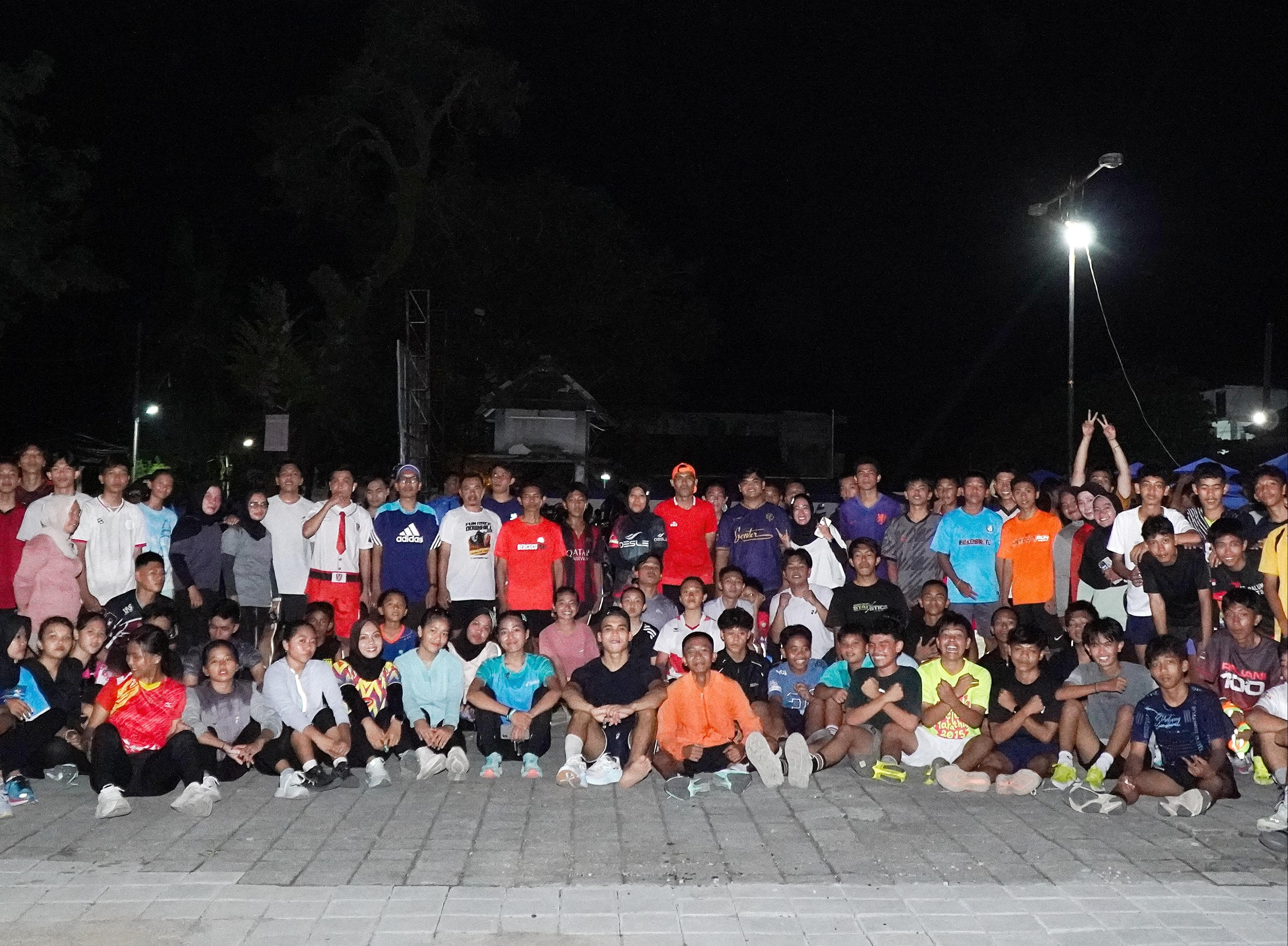 RAMAI: Komunitas Narmada Night Run (NNR), pecinta olahraga lari malam yang beberapa pekan terakhir rutin mengisi jalanan Narmada dengan semangat hidup sehat.