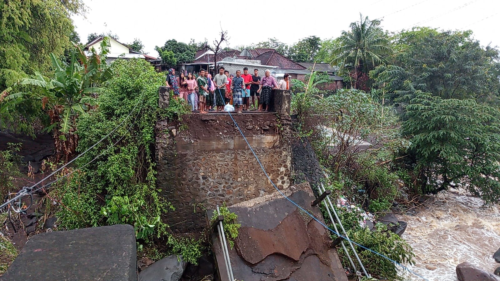 Kondisi jembatan Desa Perigi, Kecamatan Suela yang ambruk setelah diguyur hujan lebat