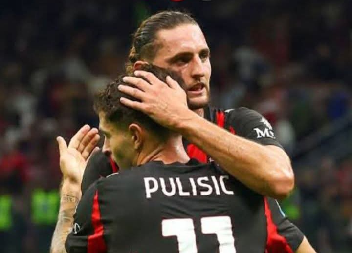 Adrien Rabiot, pemain AC Milan yang sudah pulih dari cedera, memeluk Christian Pulisic dalam sebuah kesempatan.
