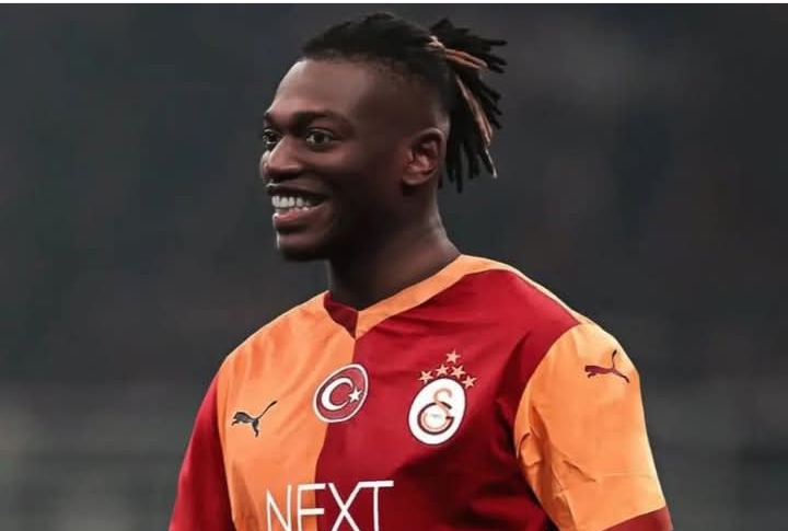 Rafael Leao, bintang AC Milan dalam ilustrasi balutan baju Galatasaray Turki.