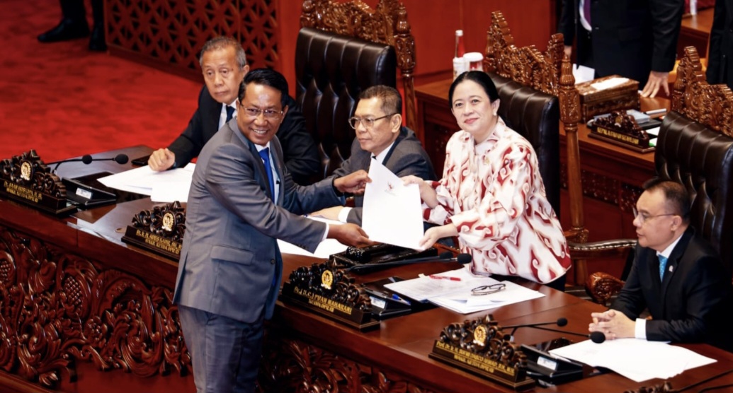 Ketua DPR RI Puan Maharani menyerahkan RKUHAP yang baru saja disahkan menjadi UU kepada Menteri Hukum Supratman Andi Agtas dalam rapat paripurna DPR RI, Selasa (18/11).
