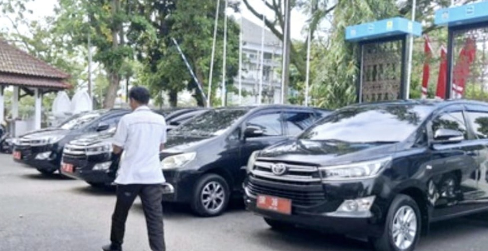 Deretan mobil dinas terparkir di halaman Kantor Gubernur NTB. Mulai tahun depan direncakan penyewaan mobil listrik untuk pejabat eselon II atau kepala OPD.