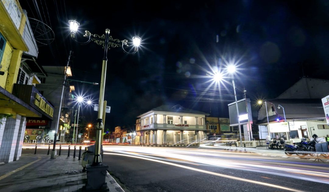 Kondisi Jalan AA Gede Ngurah, Cakranegara, Kota Mataram, yang terang benderang oleh lampu PJU. Tahun depan alokasi pengadaan lampu jalan terbilang minim.
