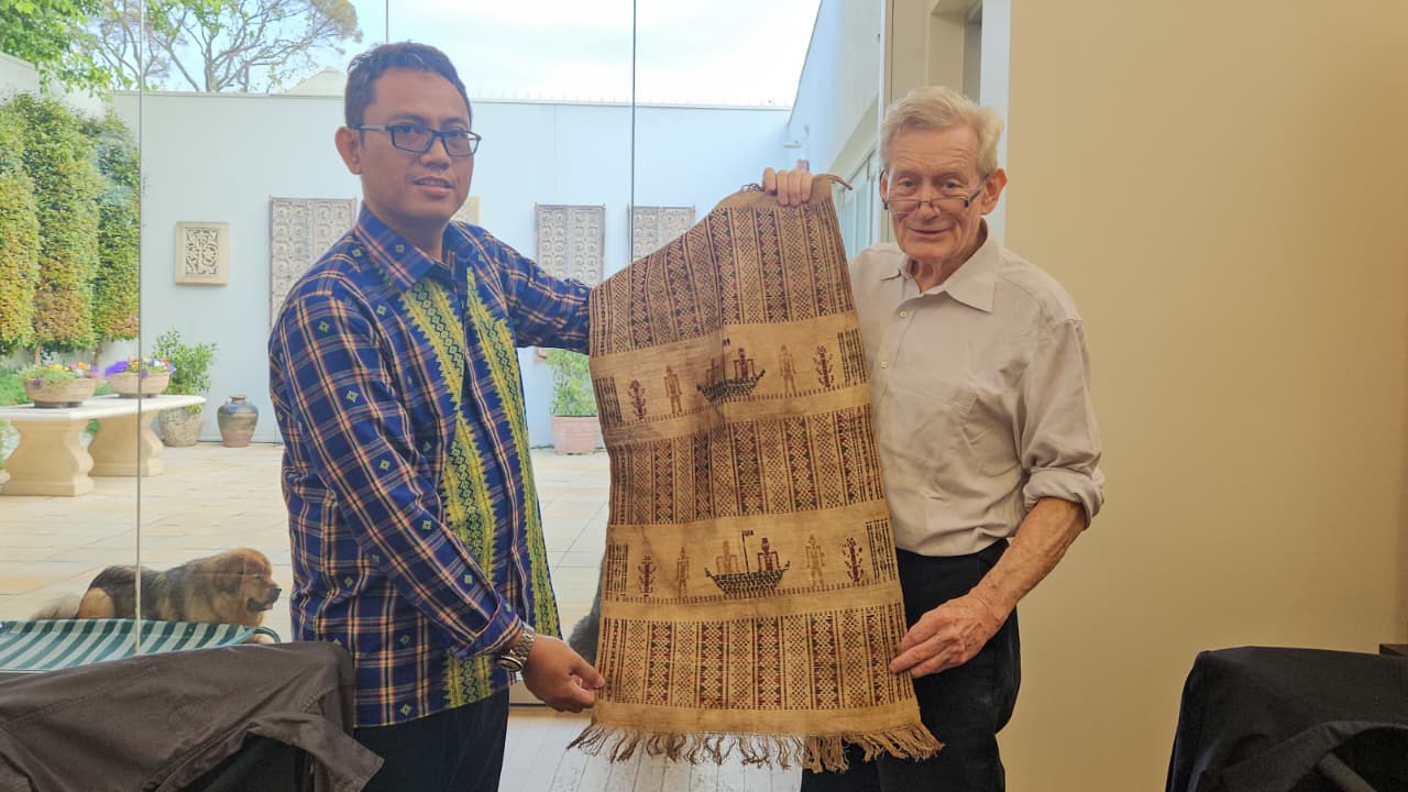Kepala Museum NTB Ahmad Nuralam (kiri) saat menerima hibah benda sejarah Lombok, di kediaman kolektor Australia, Michael Abbot, di Kota Adelaide, Australia, Selasa (18/11).