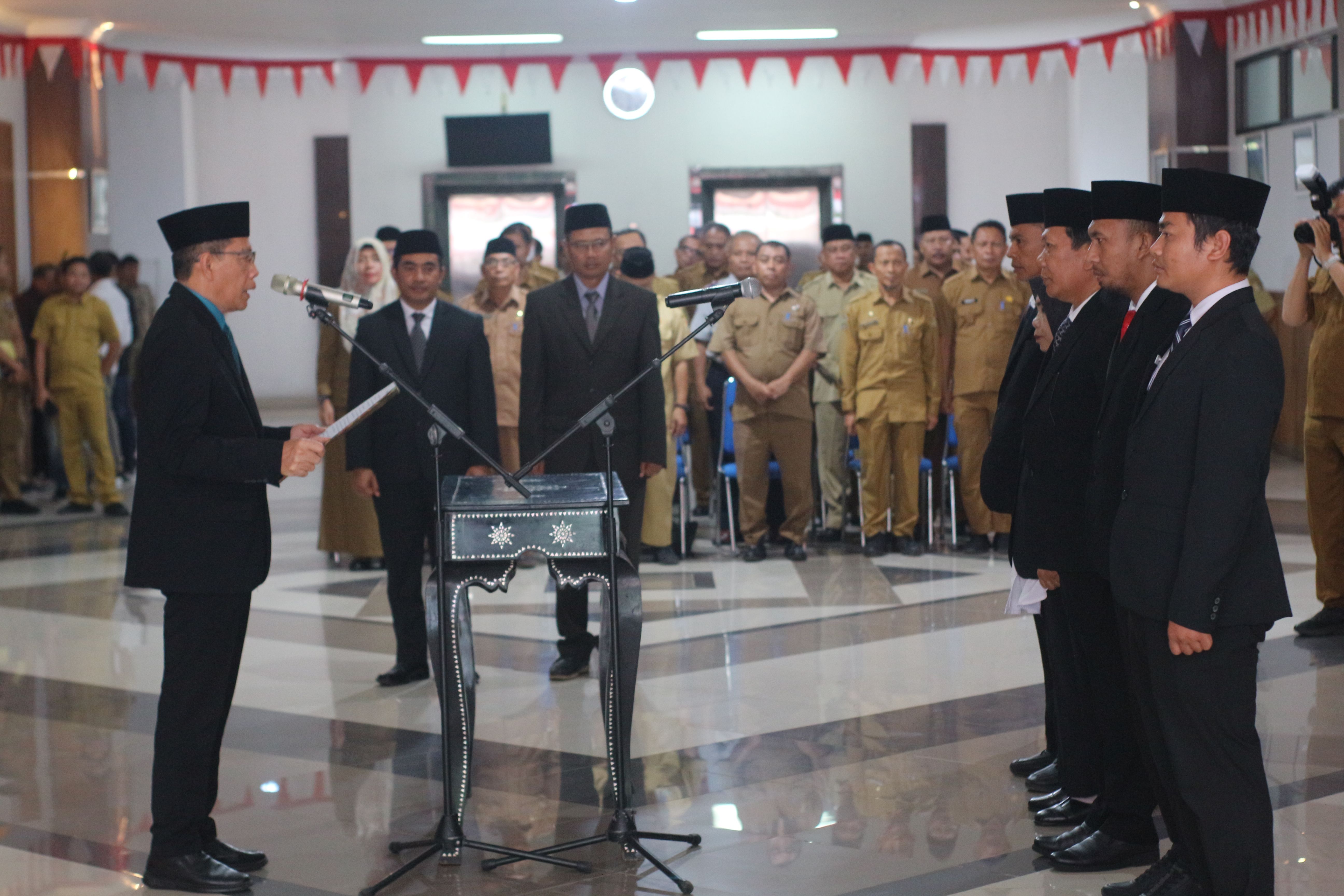 LANTIK: Lima orang pejabat Lingkungan Pemerintahan Kabupaten Lombok Timur (Lotim) saat pengambilan sumpah jabatan di Lobi Kantor Bupati Lotim, Selasa (18/11).